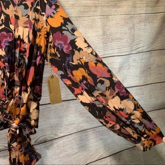 NWT Boutique Wanderlux Floral Wrap Top with Tie - Picture 7 of 15